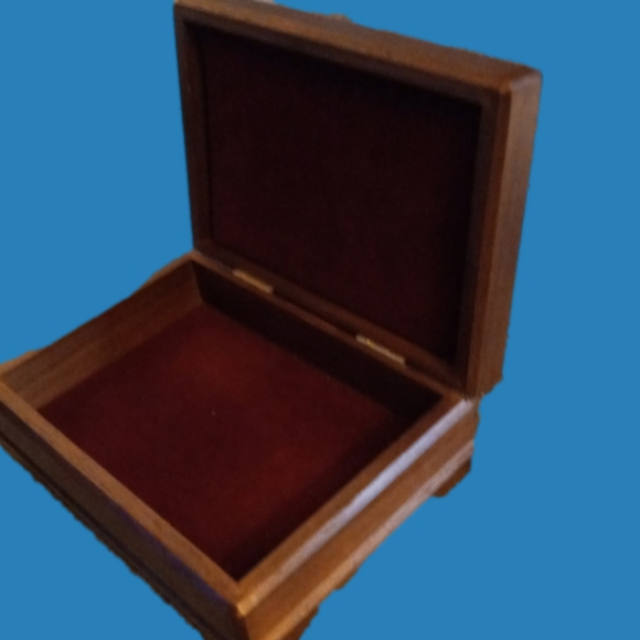 Velvet lined wooden jewelry box - Picture 3 of 3